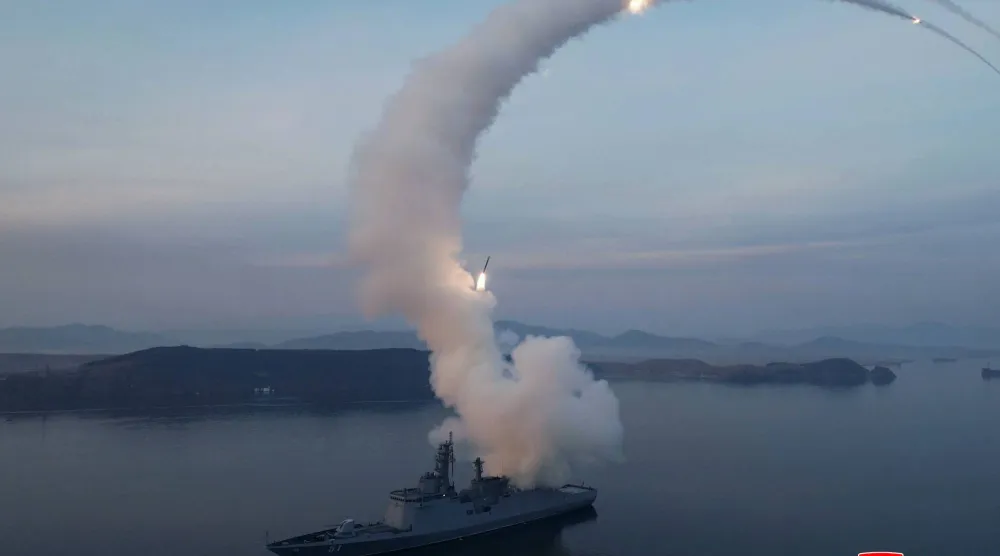 إطلاق تجريبي لصاروخ «كروز» استراتيجي على متن المدمرة «تشوي هيون» في موقع لم يُكشف عنه في كوريا الشمالية (أ.ف.ب)