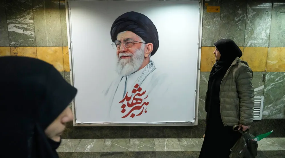 صورة المرشد الإيراني الراحل علي خامنئي في ممر محطة مترو الأنفاق بطهران (أ.ب)