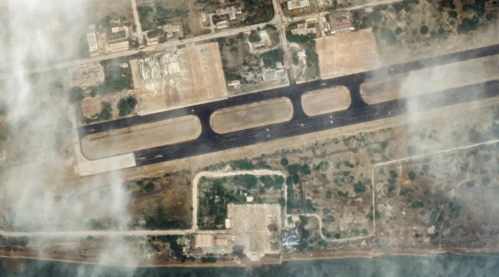 صورة ملتقطة بالأقمار الاصطناعية تُظهر المباني المتضررة في أعقاب الغارات الجوية على قاعدة هافاداريا الجوية في بندر عباس بإيران (أ.ب)