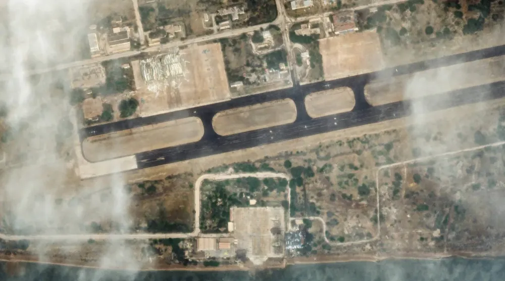 Uydudan çekilen bir fotoğraf, İran’ın Bender Abbas kentindeki Hafadarya Hava Üssü’ne düzenlenen hava saldırılarının ardından hasar gören binaları gösteriyor. (AP)