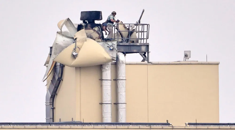 موظفو سفارة الولايات المتحدة في بغداد يتفقدون الأضرار التي تسبب فيها تفجير ببغداد يوم 14 مارس 2026 (أ.ب)