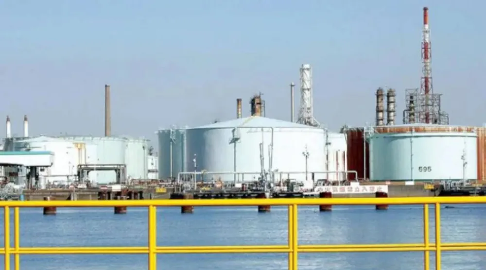 أحد مصافي النفط في يوكوهاما اليابانية (رويترز)