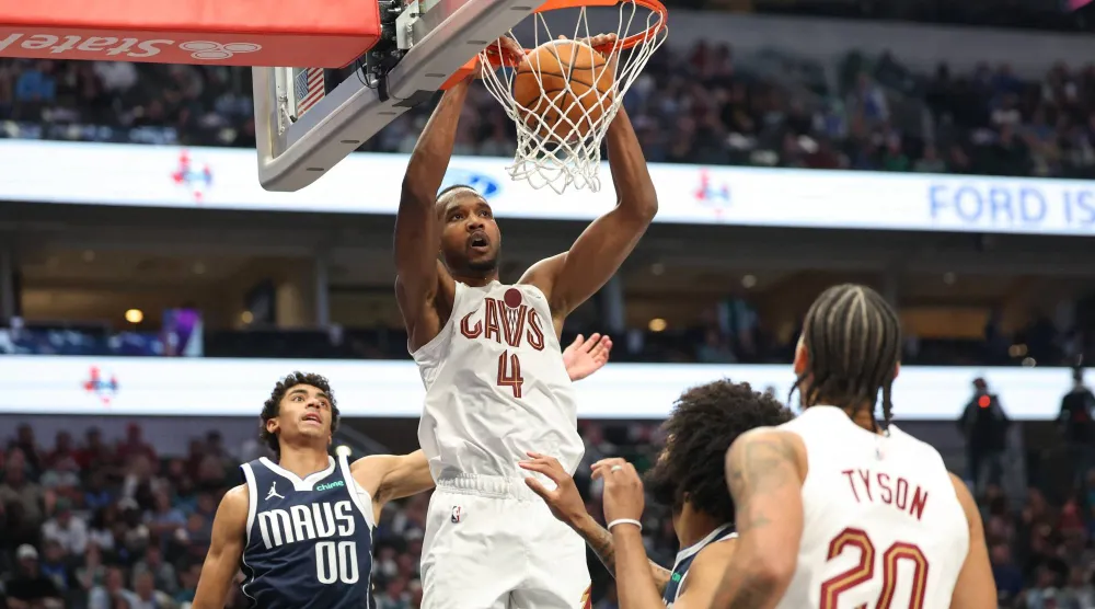 إيفان موبلي يسجل سلة «دنك» في دالاس (رويترز)