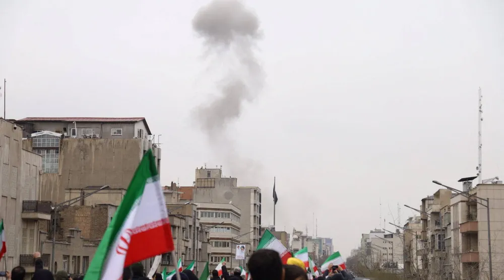 تصاعد الدخان عقب انفجار خلال احتجاجاتٍ إحياءً لذكرى «يوم القدس» أمس في طهران (رويترز)
