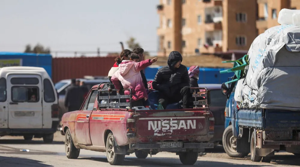 أكراد سوريون يعودون إلى منازلهم في الحسكة بعد الاتفاق بين «قسد» والحكومة السورية (رويترز)