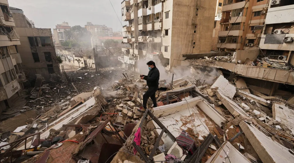 الدخان يتصاعد نتيجة غارات جوية استهدفت الضاحية الجنوبية لبيروت (أ.ب)