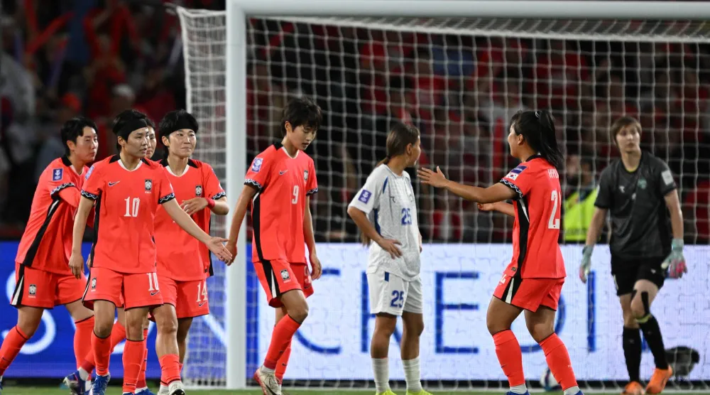 فرحة الكوريات الجنوبيات تكررت ست مرات أمام الأوزبكيات (د.ب.أ)