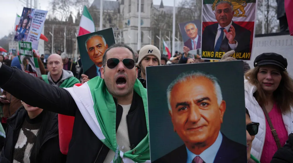معارضون للنظام الإيراني يرفعون صور رضا بهلوي في لندن (أ.ب)