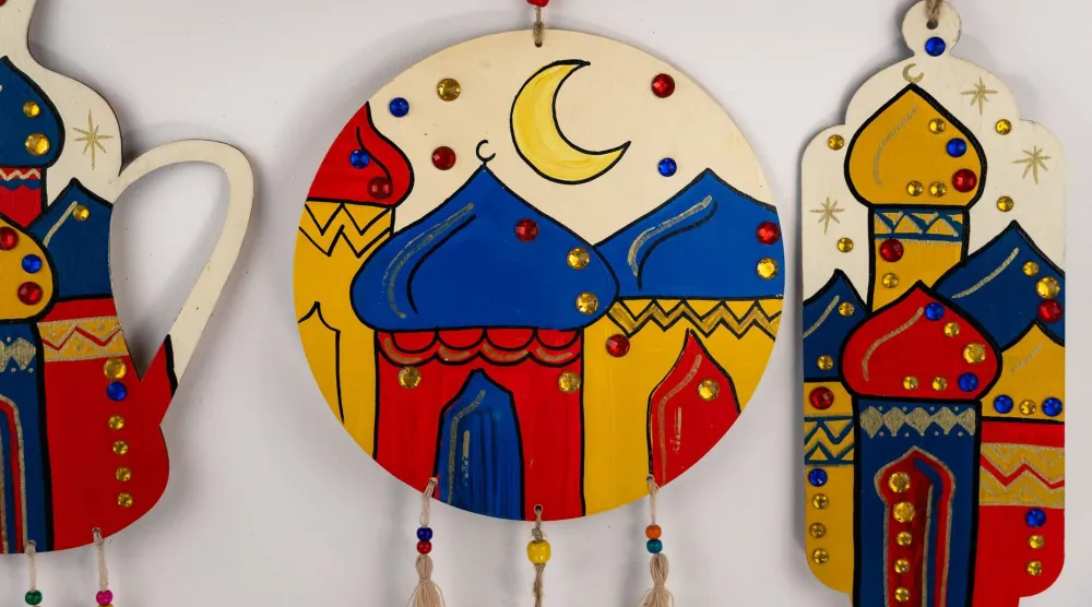 معلقات مبهجة من «ميدو - أرت» (الشرق الأوسط)