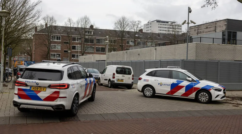 سيارات الشرطة في موقع الانفجار الذي وقع أمام المدرسة اليهودية (إ.ب.أ)