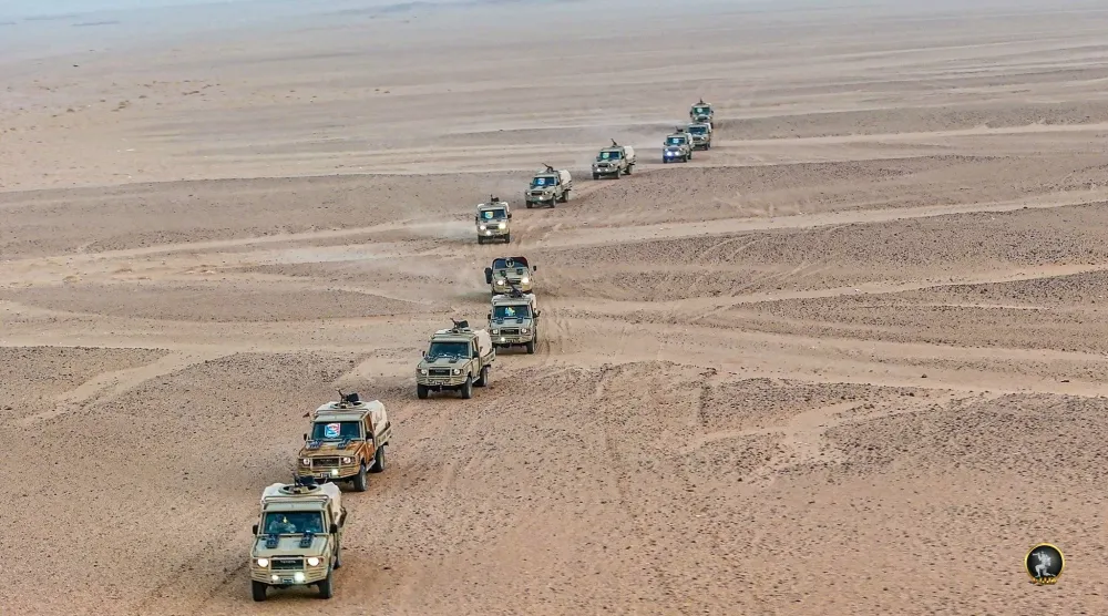 عربات عسكرية تابعة لـ«الجيش الوطني» الليبي على الحدود الجنوبية الغربية (إعلام الجيش الوطني)