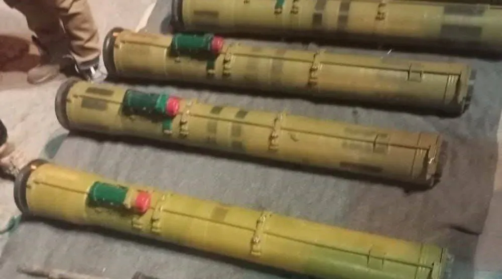 صورة نشرتها السلطات السورية لأسلحة قالت إنها كانت معدة للتهريب عبر الحدود مع لبنان (مديرية إعلام ريف دمشق)