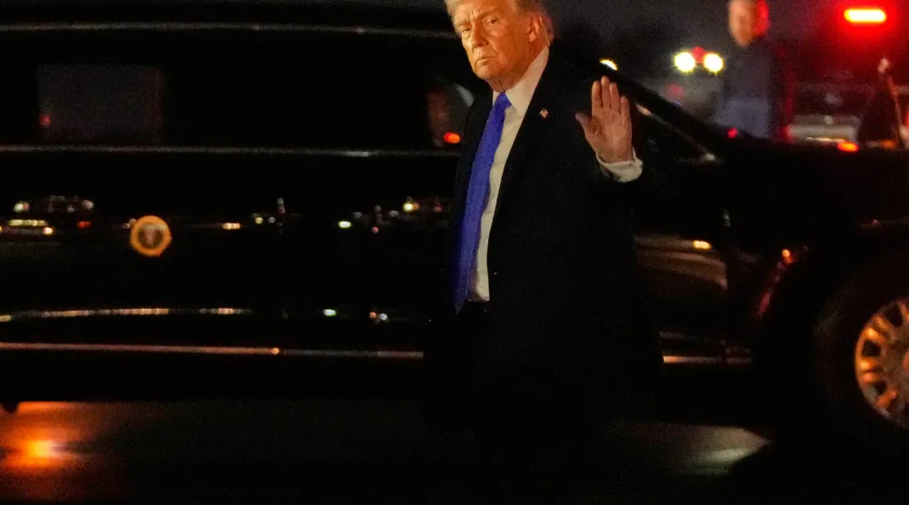 الرئيس الأميركي بعد وصوله إلى مطار بالم بيتش مساء 13 مارس (أ.ب)