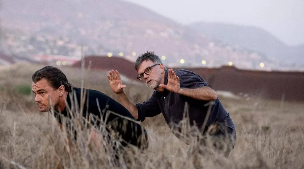 بول توماس أندرسون يدير ليوناردو دي كابريو في «معركة تلو الأخرى» (وورنر)