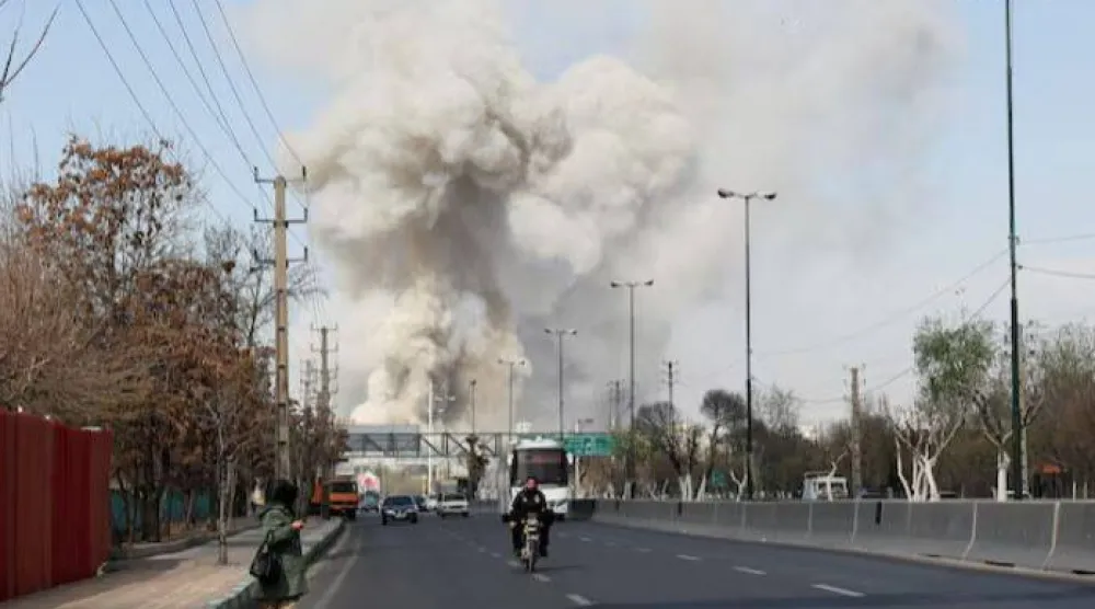 الدخان يتصاعد عقب انفجار في طهران (رويترز)
