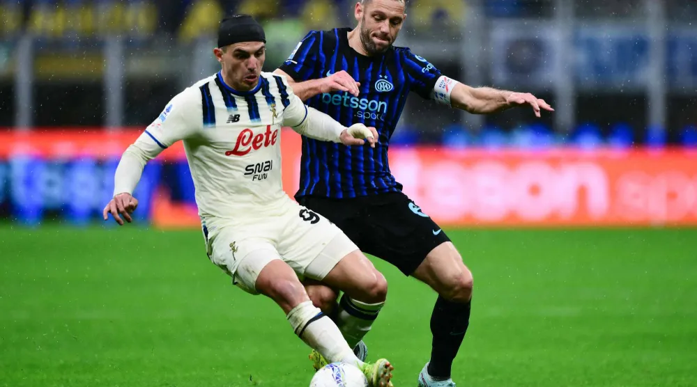 التعادل حكم مواجهة إنتر ميلان وأتالانتا (أ.ف.ب)