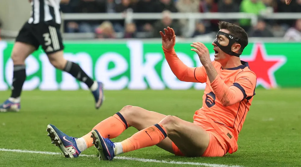 النجم البولندي روبرت ليفاندوفسكي مهاجم برشلونة (رويترز)