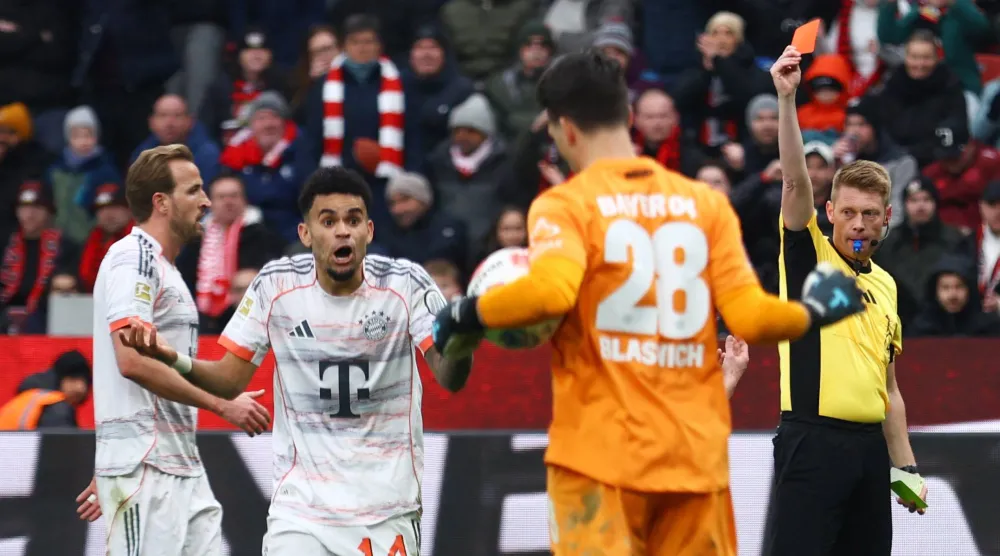 لويس دياز مذهولاً بعد طرده في مواجهة بايرن وليفركوزن (رويترز) 