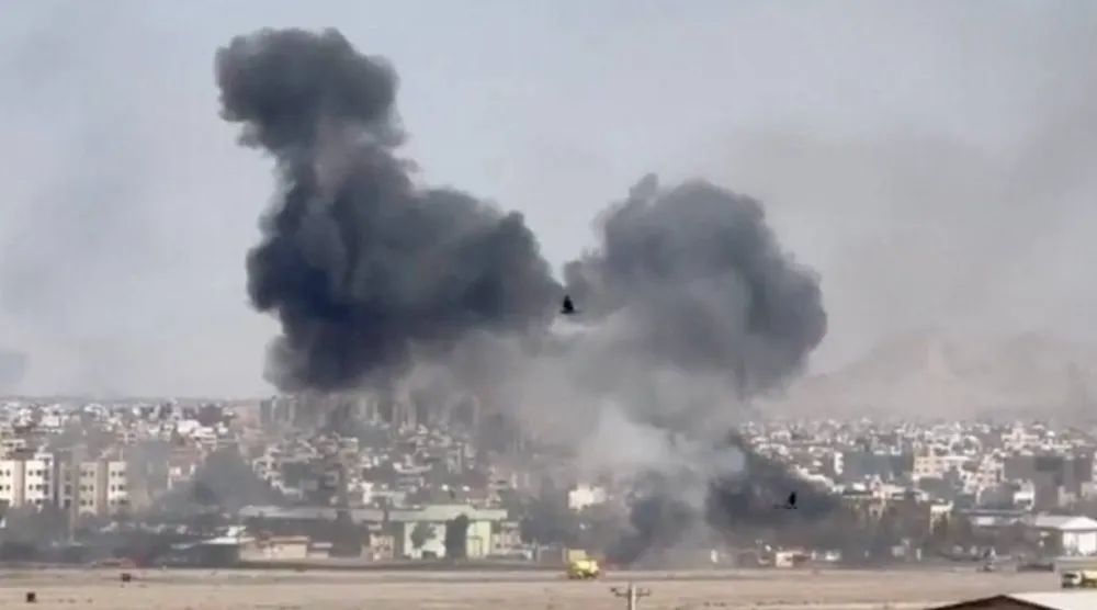 الدخان يتصاعد عقب غارة على مدينة أصفهان (رويترز)