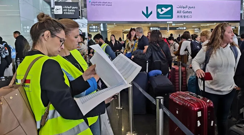 ساهم دعم السعودية في عبور الفرنسيين من دول خليجية إلى بلادهم بأمان (سفارة باريس في الرياض)