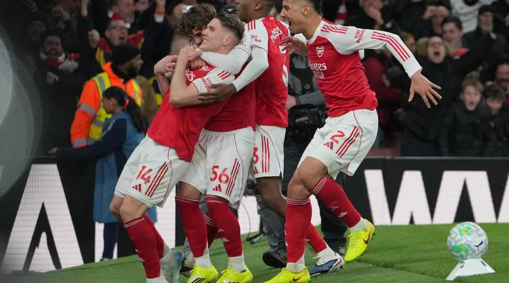 لاعبو آرسنال يحتفلون بالهدف الأول (أ.ب)