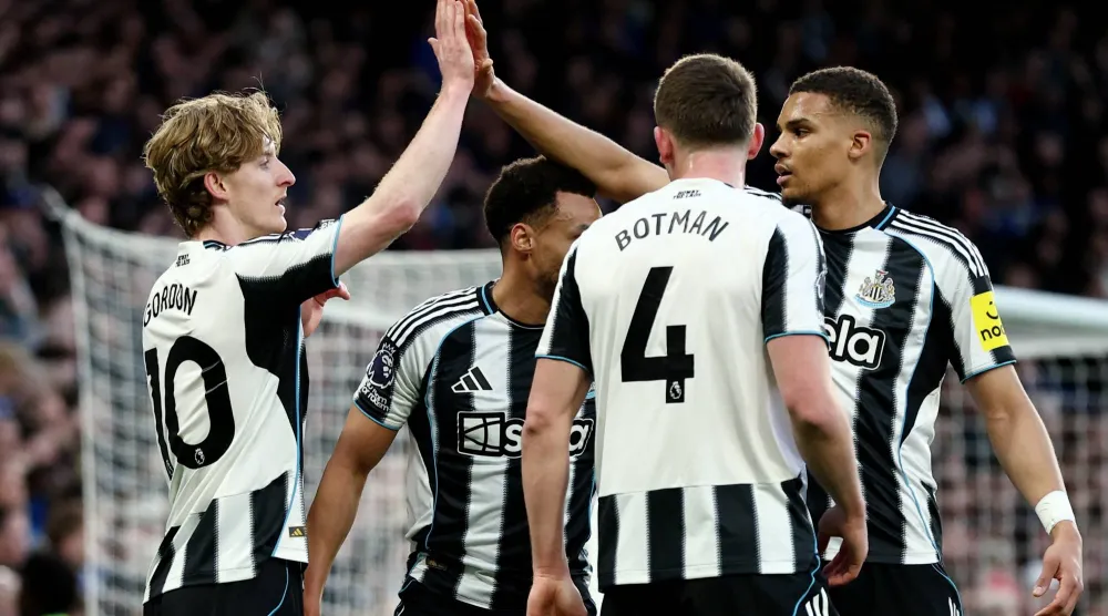 أنتوني جوردون يحتفل مع زملائه بعد الهدف (رويترز)