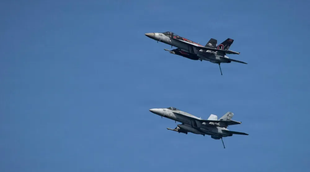 İran'a yönelik saldırılarda yer alan USS Abraham Lincoln uçak gemisinin üzerinde uçuş yapan ABD savaş uçakları (AFP)