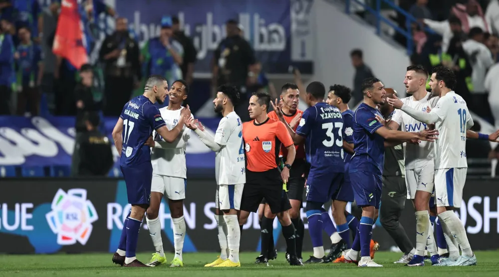 جدل ونقاش كبير صاحب نهاية مباراة الفتح والهلال (تصوير: سعد العنزي) 