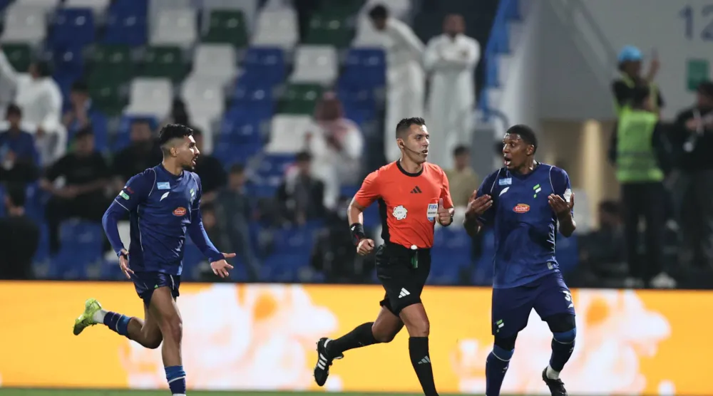 الهلال قال في بيانه إن يستغرب استمرار اختيار طواقم التحكيم المتواضعة (تصوير: سعد العنزي) 