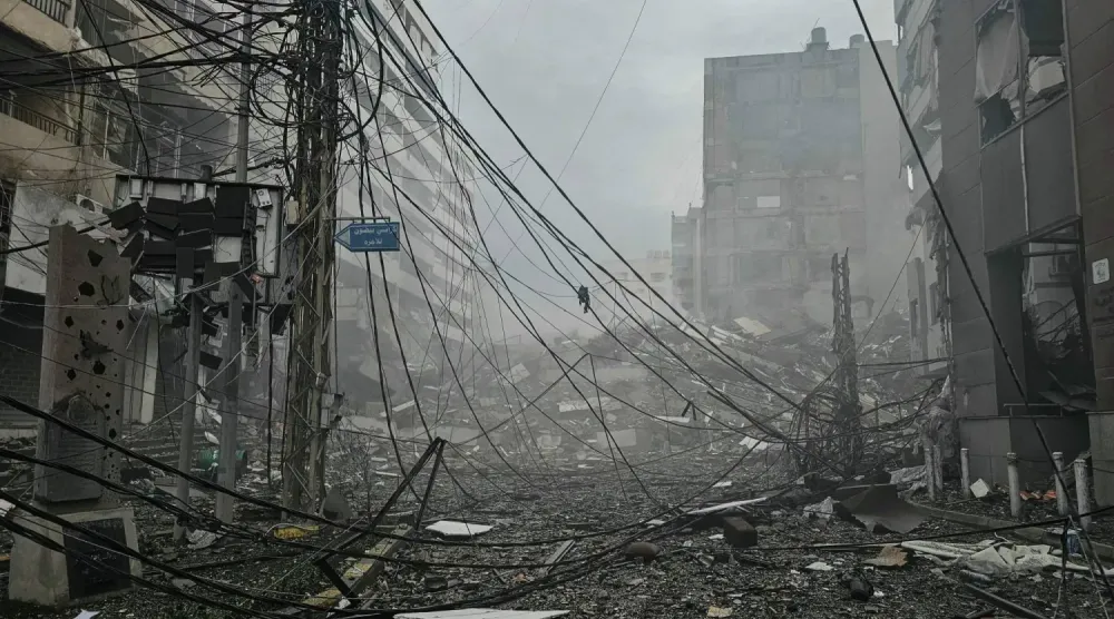 İsrail'in dün Beyrut'un güney banliyösüne düzenlediği saldırının ardından bölgede meydana gelen yıkım (AFP)