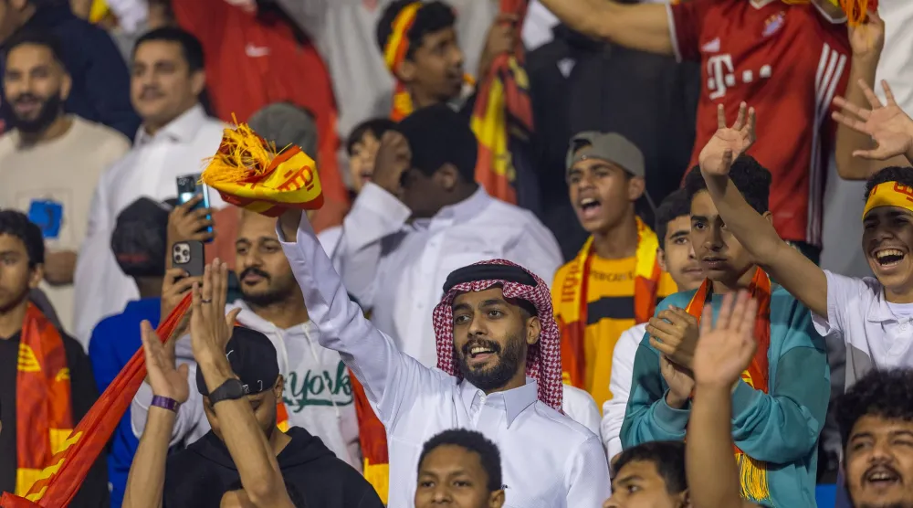 جماهير القادسية تحتفل عقب الريمونتادا التاريخية (تصوير: عيسى الدبيسي)