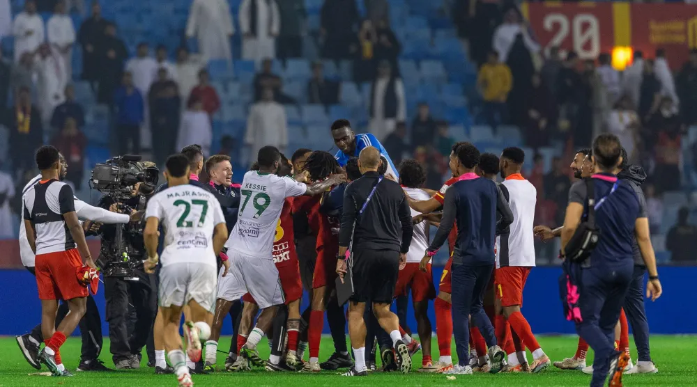 أحداث مؤسفة شهدتها نهاية المباراة بين الأهلي والقادسية (تصوير: عيسى الدبيسي)