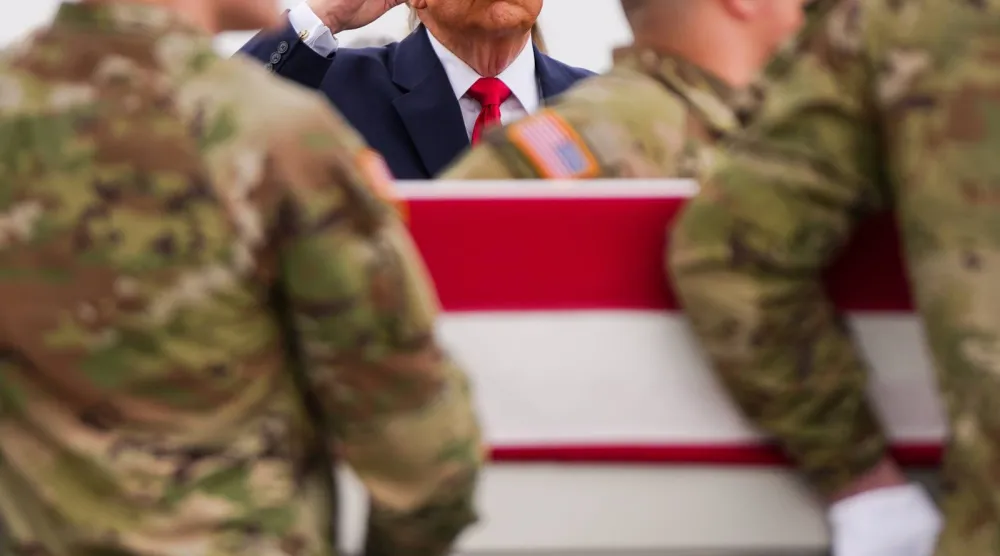 ترمب يستقبل رفات الجنود الذين قُتلوا في حرب إيران في قاعدة دوفر بديلاوير يوم 7 مارس 2026 (أ.ب)