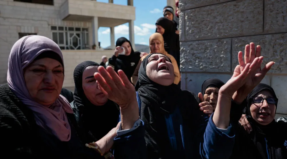 سيدة تنتحب بعد مقتل 3 فلسطينيين في رام الله جراء هجمات المستوطنين الإسرائيليين (أرشيفية - رويترز) 