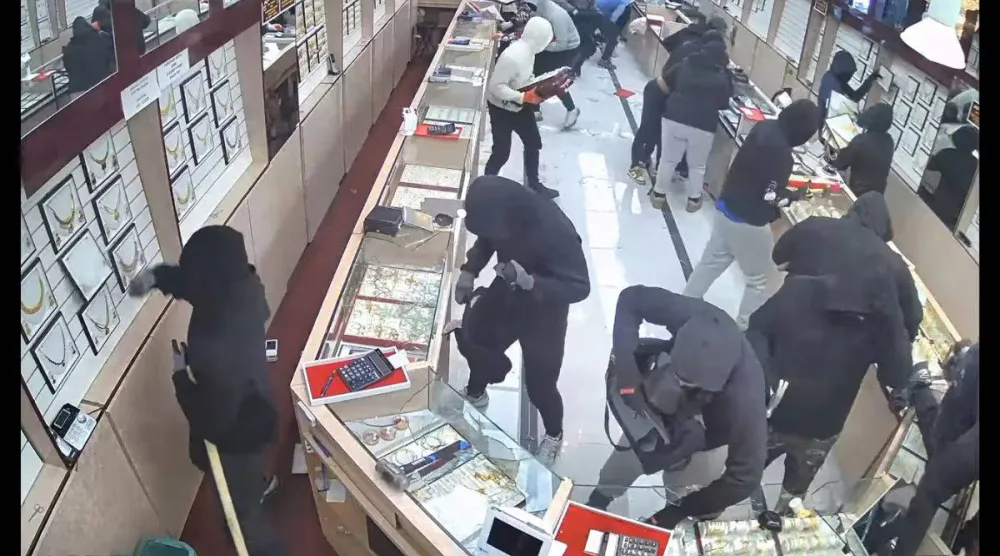 صورة من فيديو يظهر عملية سرقة متجر في شمال كاليفورنيا (وزارة العدل الأميركية)