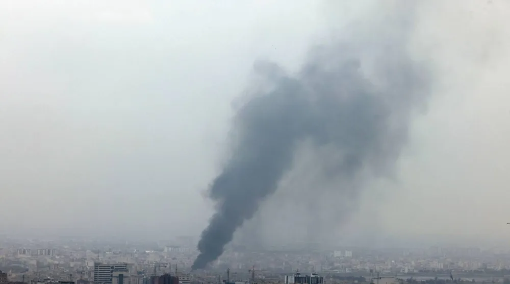 الدخان يتصاعد بعد غارة جوية في وسط طهران (إ.ب.أ)