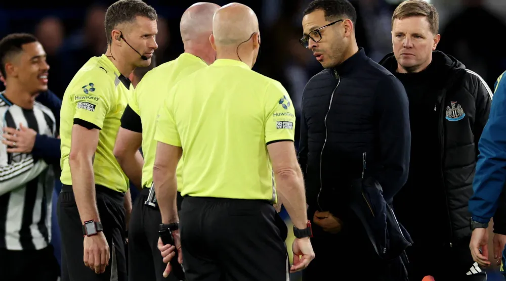 روزنير استغرب وقوف الحكم باول تيرني أمام لاعبي تشيلسي (رويترز)