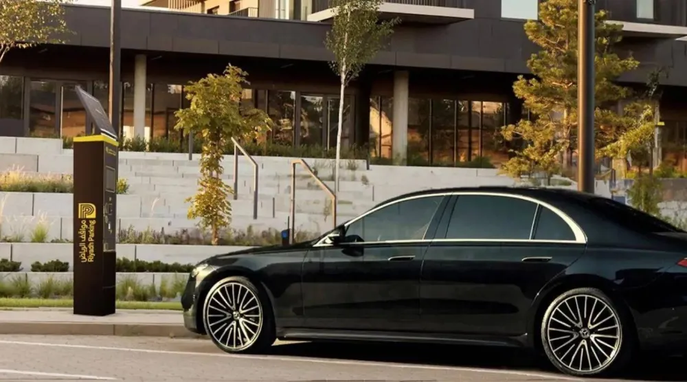 سيارة في أحد المواقف الذكية التابعة لمشروع «مواقف الرياض» (أمانة منطقة الرياض)