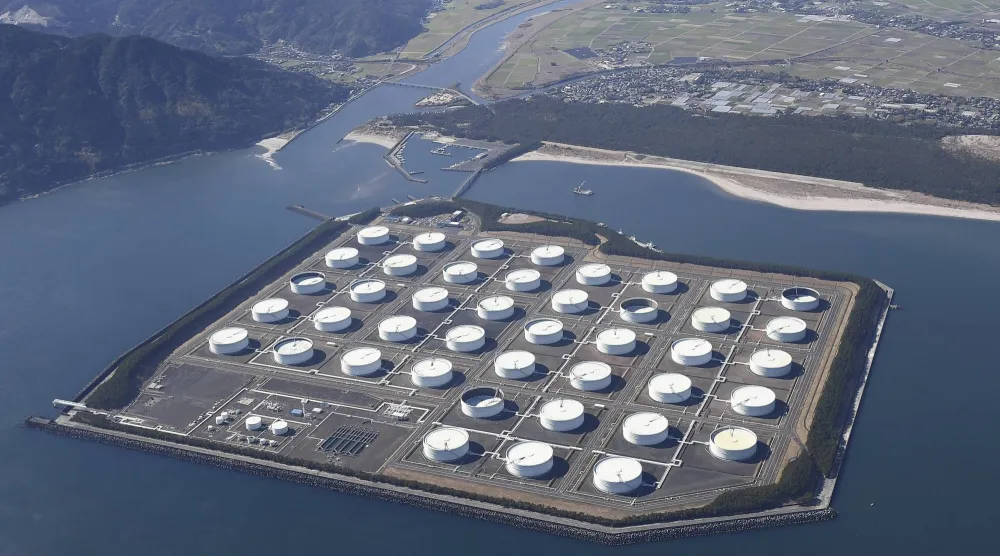 صهاريج لتخزين النفط في شيبوشي بمحافظة كاغوشيما اليابانية (رويترز)