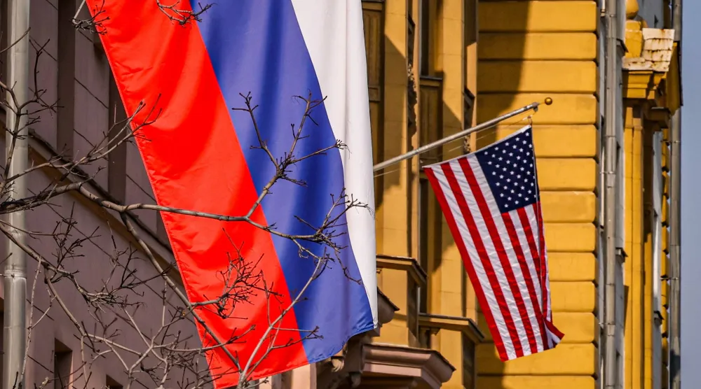 العلمان الروسي والأميركي على المبنى الرئيسي للسفارة الأميركية في موسكو (إ.ب.أ)