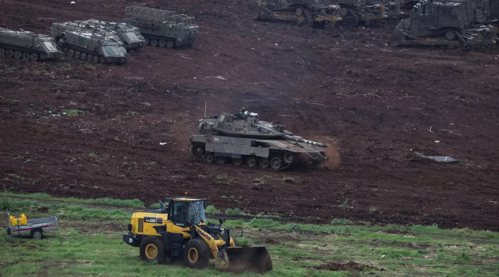 مركبات عسكرية إسرائيلية على الجانب الإسرائيلي من الحدود الإسرائيلية - اللبنانية (رويترز)