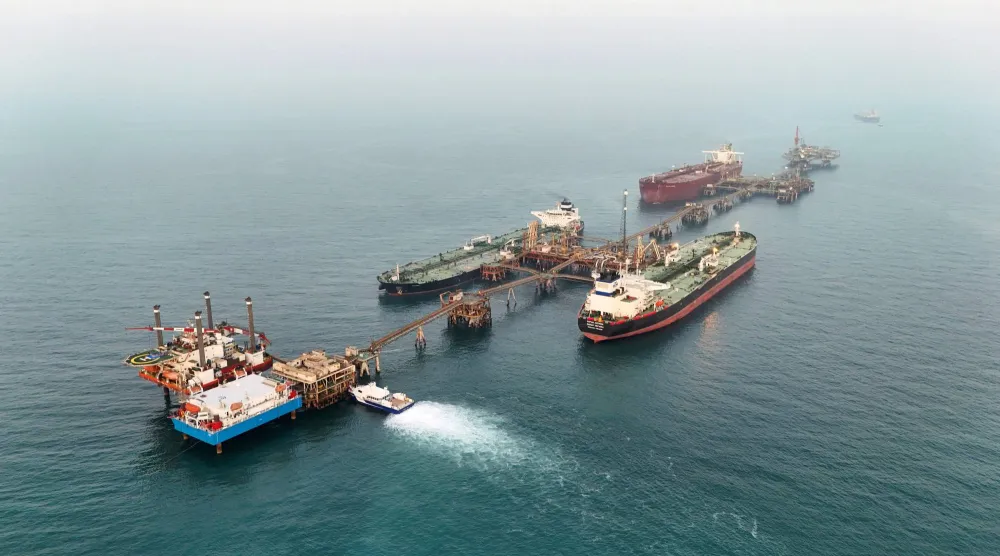ناقلات نفطية في منشأة بحرية تابعة لحقل البصرة العراقي (رويترز)