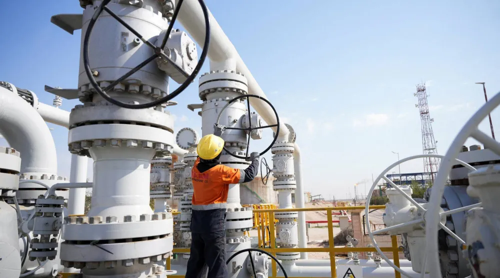 عامل يغلق صمامات في حقل الرميلة النفطي بالبصرة وسط توقف الصادرات عقب تعطل مضيق هرمز (رويترز)