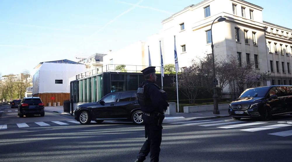 لدى وصول وفد أميركي إلى مقر «منظمة التعاون الاقتصادي والتنمية» في باريس (رويترز)