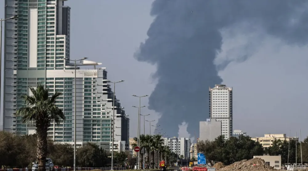 تصاعد الدخان فوق إمارة الفجيرة الإماراتية (أ.ف.ب)