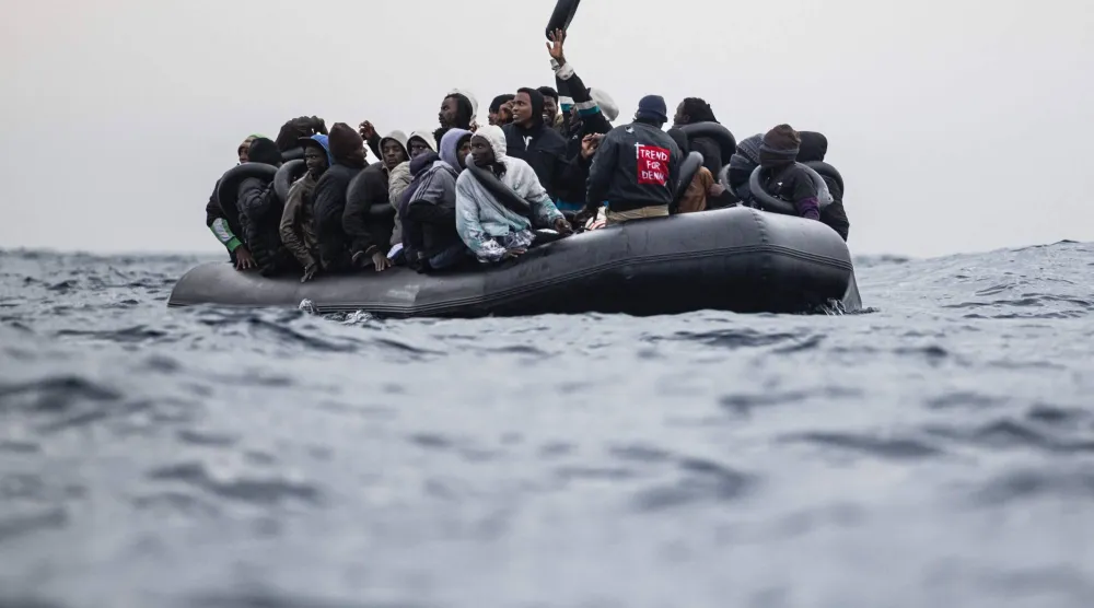 مهاجرون سريون يطلبون النجدة قرب سواحل ليبيا في فبراير الماضي (أ.ف.ب)