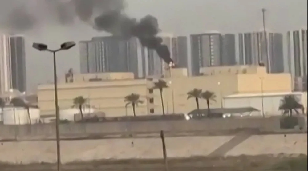 من لقطة فيديو تظهر تصاعد الدخان من السفارة الأميركية في بغداد بعد استهدافها بمسيّرة أمس (أ.ف.ب)