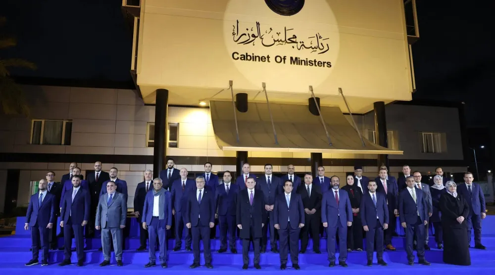 الدبيبة ومحمد المنفي رئيس «المجلس الرئاسي» ومحمد تكالة رئيس «المجلس الأعلى للدولة» يتوسطون الحكومة المعدلة 12 مارس (حكومة الوحدة)