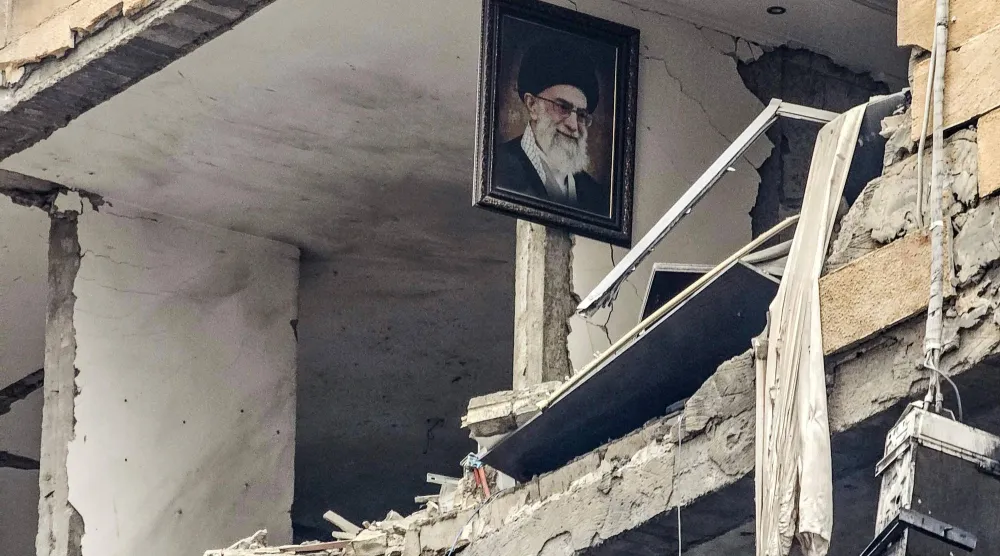 صورة للمرشد الإيراني السابق علي خامنئي مرفوعة في منزل مدمر نتيجة القصف الإسرائيلي بضاحية بيروت الجنوبية (أ.ف.ب)