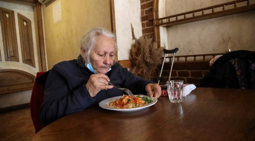 تناول الأطعمة الصحيحة بعد الستين يعزز الصحة بشكل ملحوظ (رويترز)